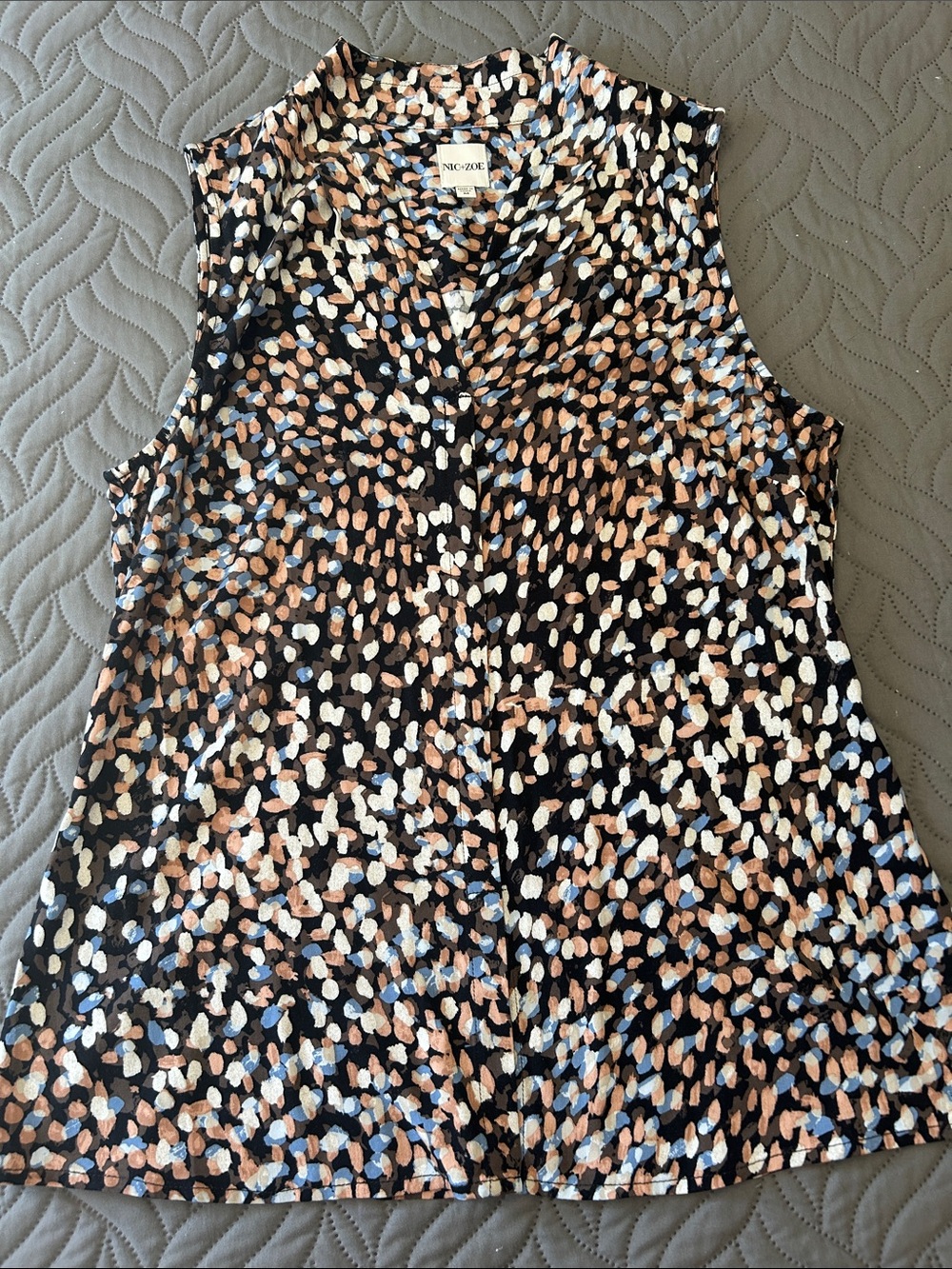 EUC - NIC+ZOE Black Sleeveless Blouse with Beige, White & Light Blue Spot Print